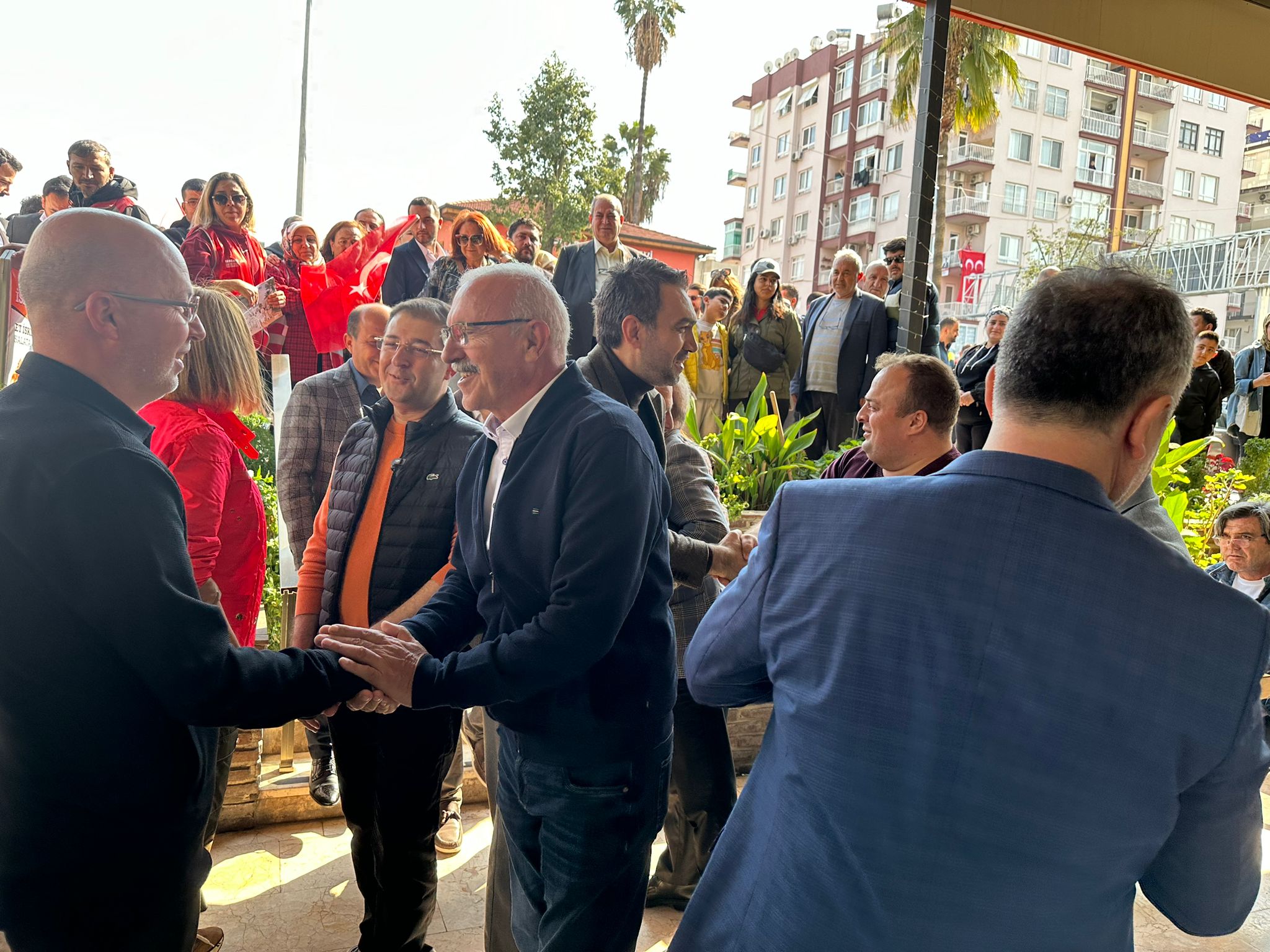 CUMHUR İTTİFAKI YENİŞEHİR ADAYI PEKER, DOLU DİZGİN ÇALIŞMALARINA DEVAM EDİYOR