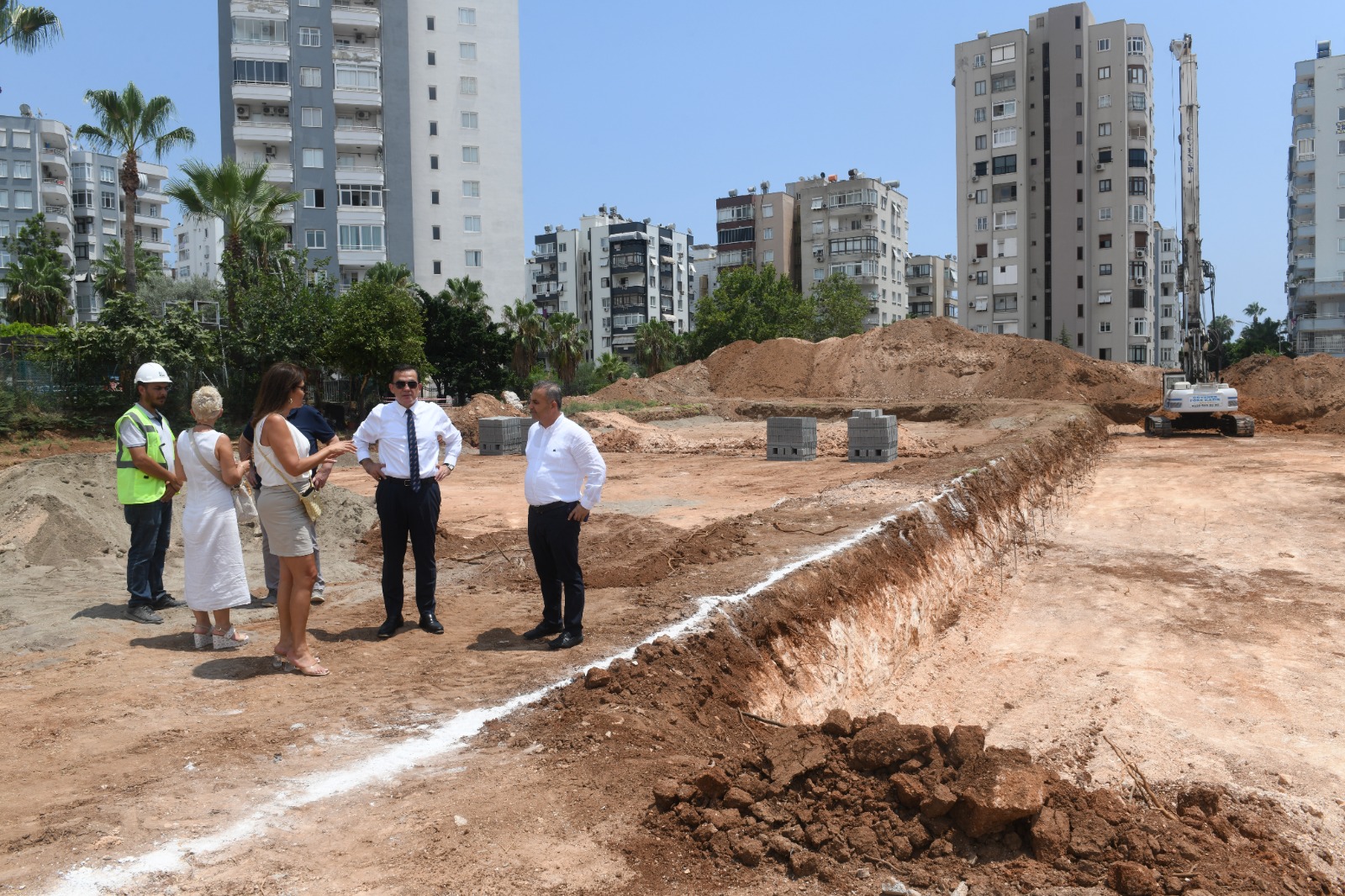 BAŞKAN ÖZYİĞİT, KENT KÜTÜPHANESİ İNŞAAT ALANINI İNCELEDİ