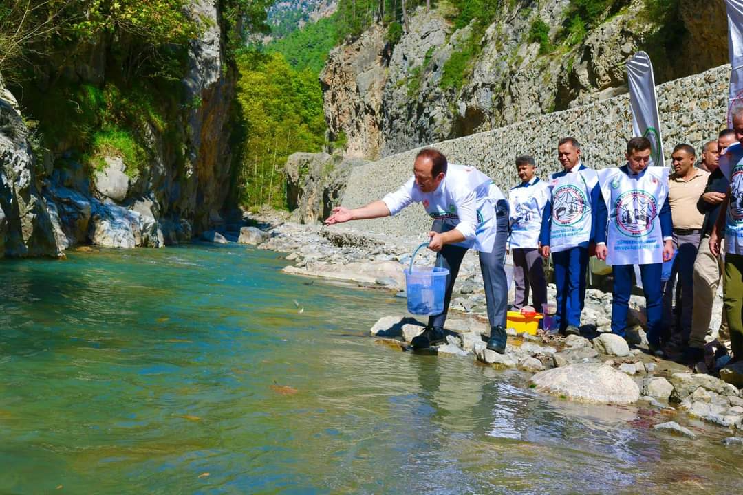 VALİ PEHLİVAN, ÇAMLIYAYLA İLÇESİNDE BULUNAN “BAHÇE ALABALIK ÜRETME VE YETİŞTİRME İSTASYONU”NU ZİYARET ETTİ