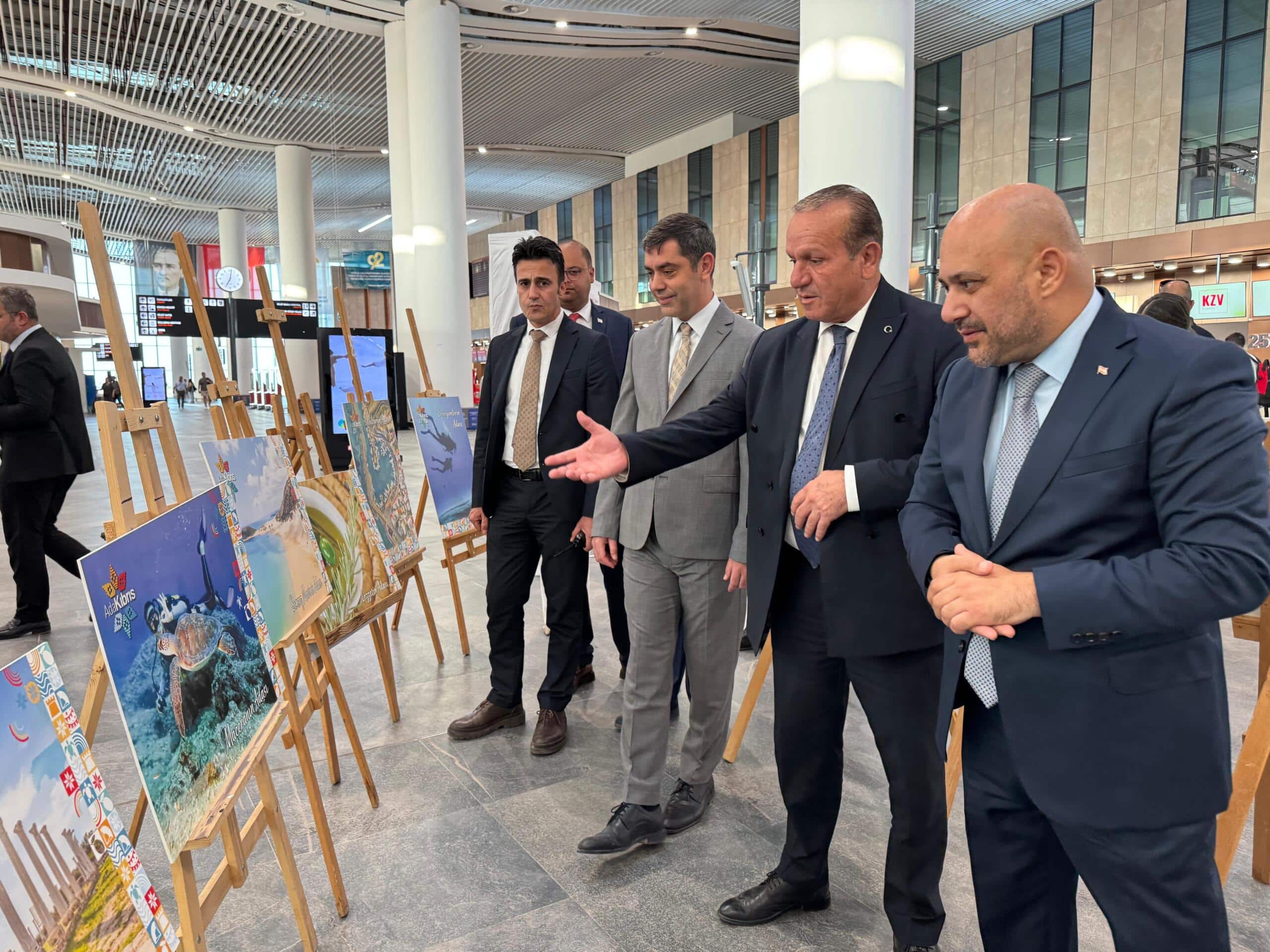 ÇUKUROVA ULUSLARARASI HAVALİMANI’NDA ADA KIBRIS PROJEİ KAPSAMINDA AÇILAN RESİM SERGİSİ’NE YOĞUN İLGİ