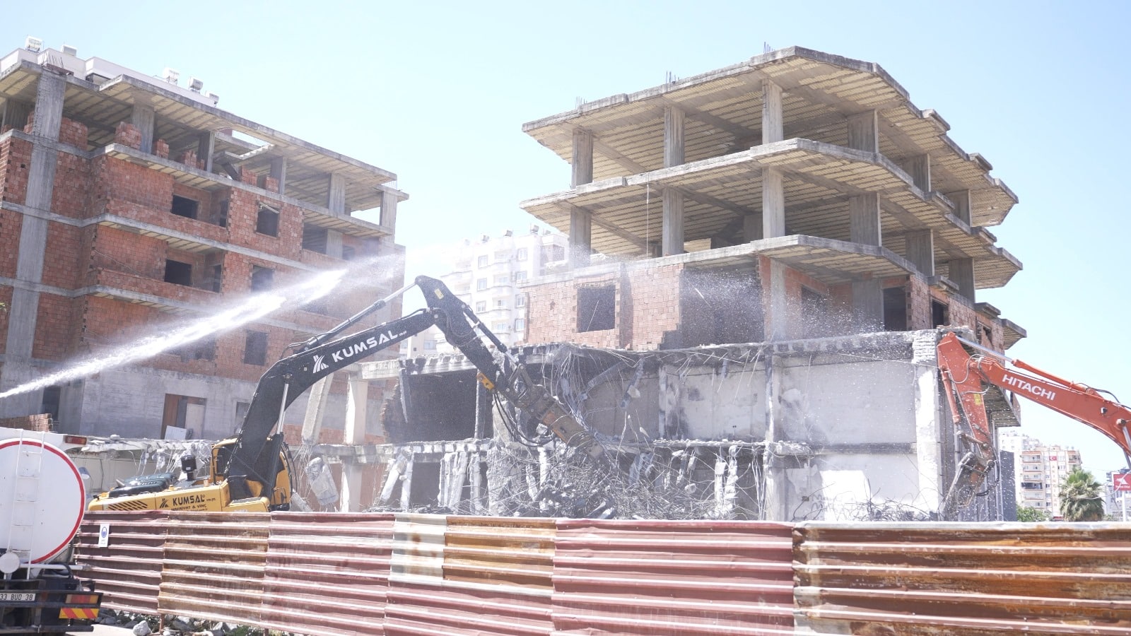 MEZİTLİ’DE KAÇAK YAPILAŞMAYLA MÜCADELE TAM GAZ SÜRÜYOR