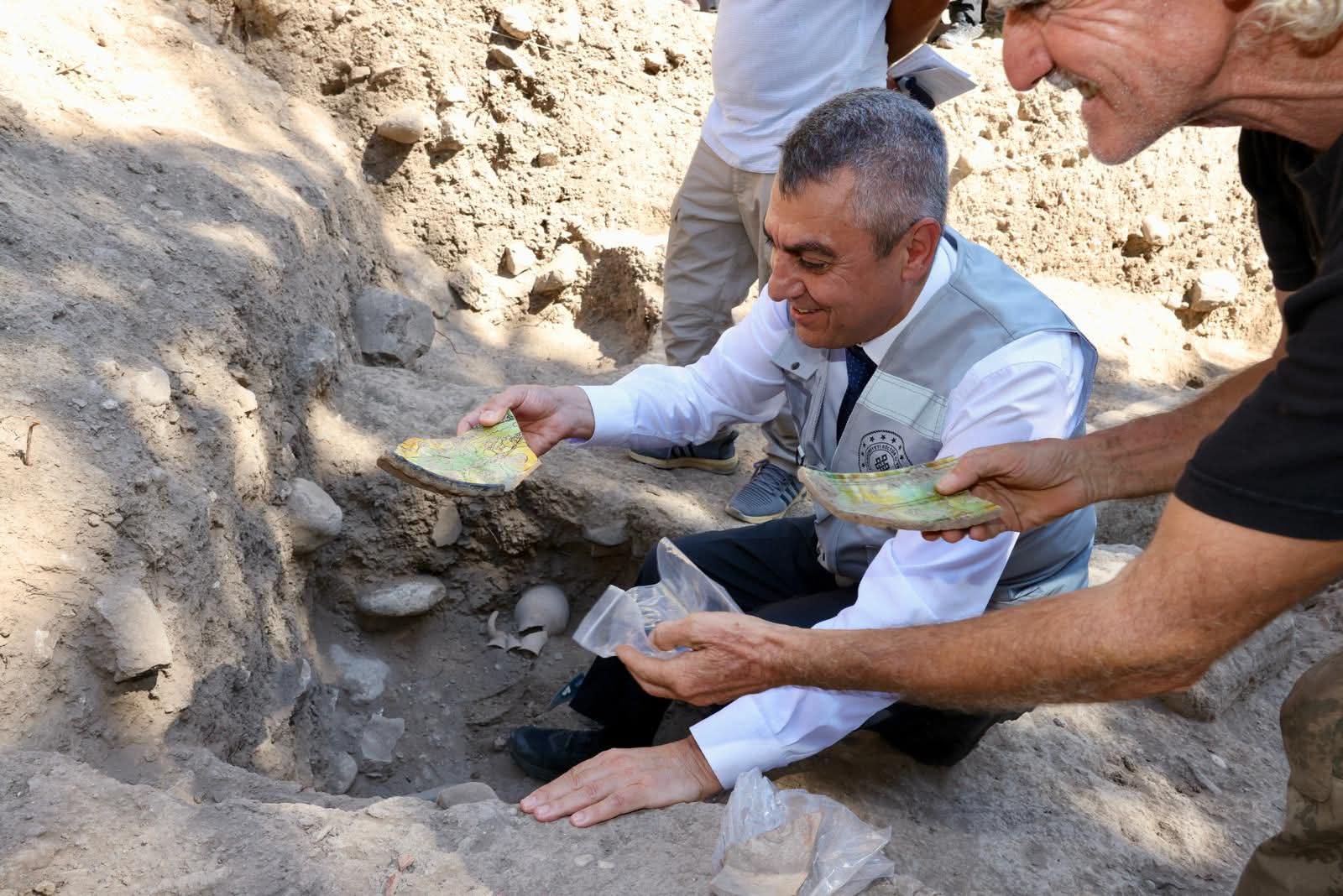 VALİ TOROS, YUMUKTEPE HÖYÜĞÜ KAZI ALANINI GEZDİ