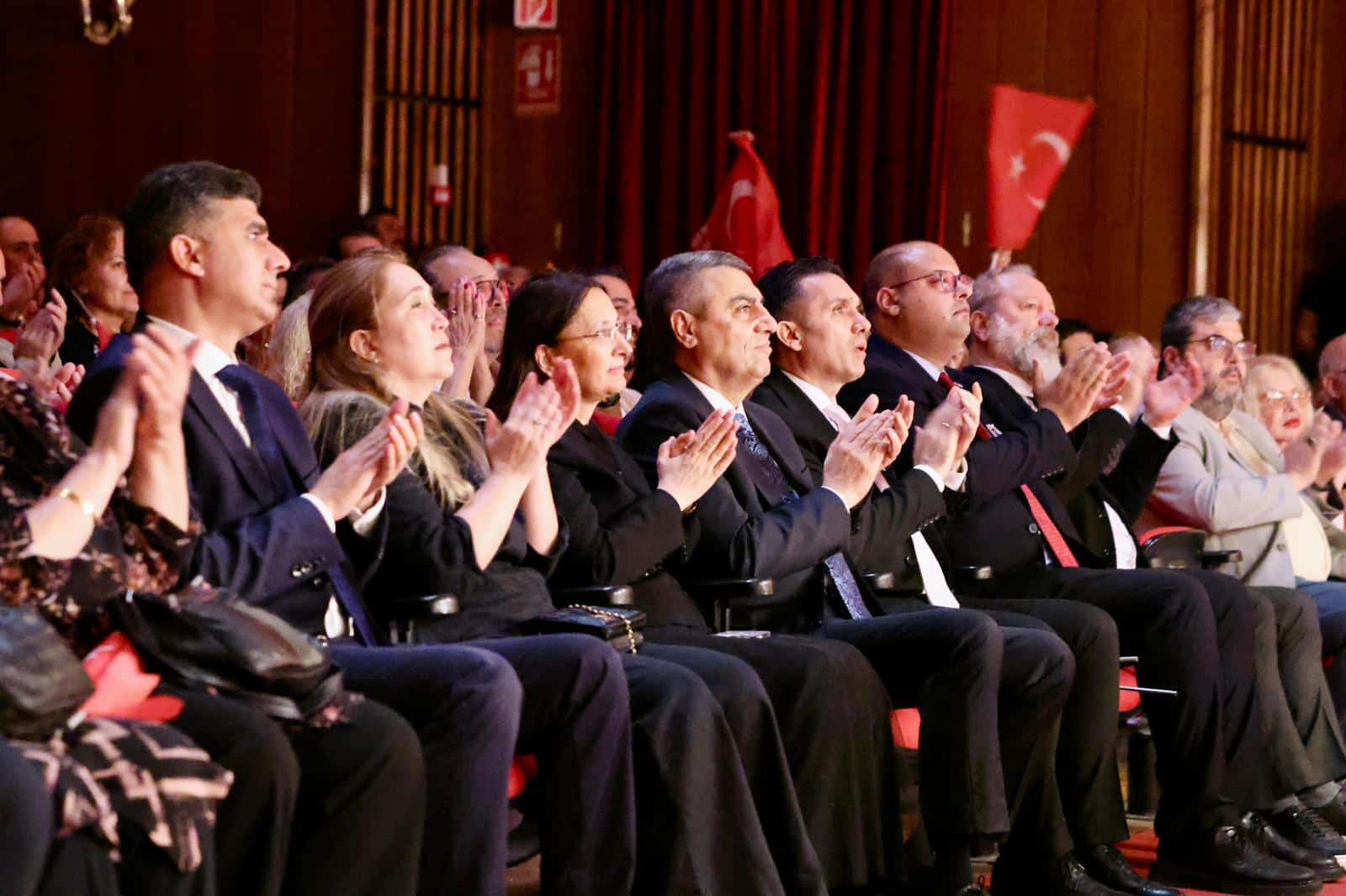 VALİ TOROS VE EŞİ DUDU İREM HANIMEFENDİ, CUMHURİYET BAYRAMI KONSER PROGRAMI’NA KATILDI