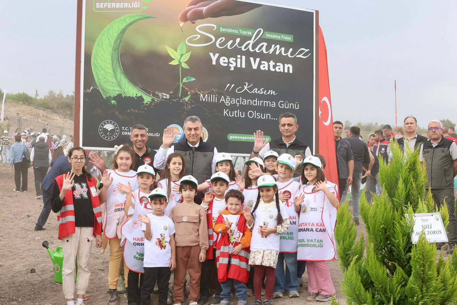11 KASIM MİLLİ AĞAÇLANDIRMA GÜNÜ’NDE VALİ TOROS FİDAN DİKME ETKİNLİĞİNE KATILDI