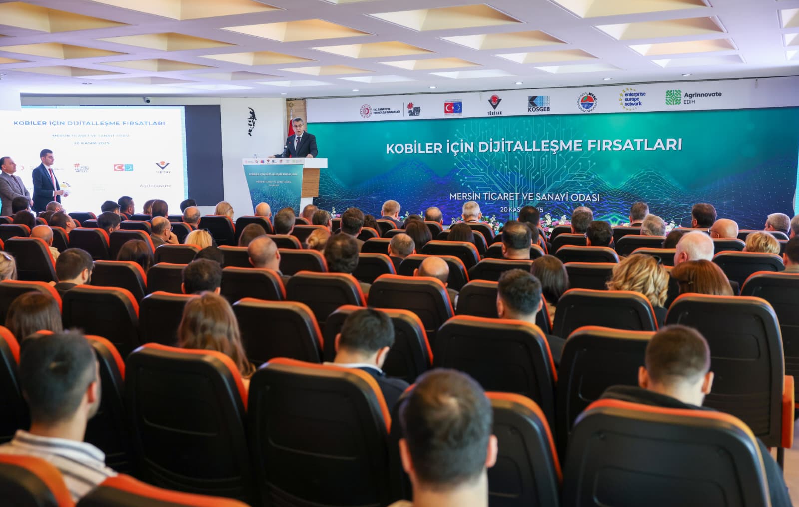 VALİ TOROS, “KOBİ’LER İÇİN DİJİTALLEŞME FIRSATLARI” KONULU BİLGİLENDİRME KONFERANSINA KATILDI