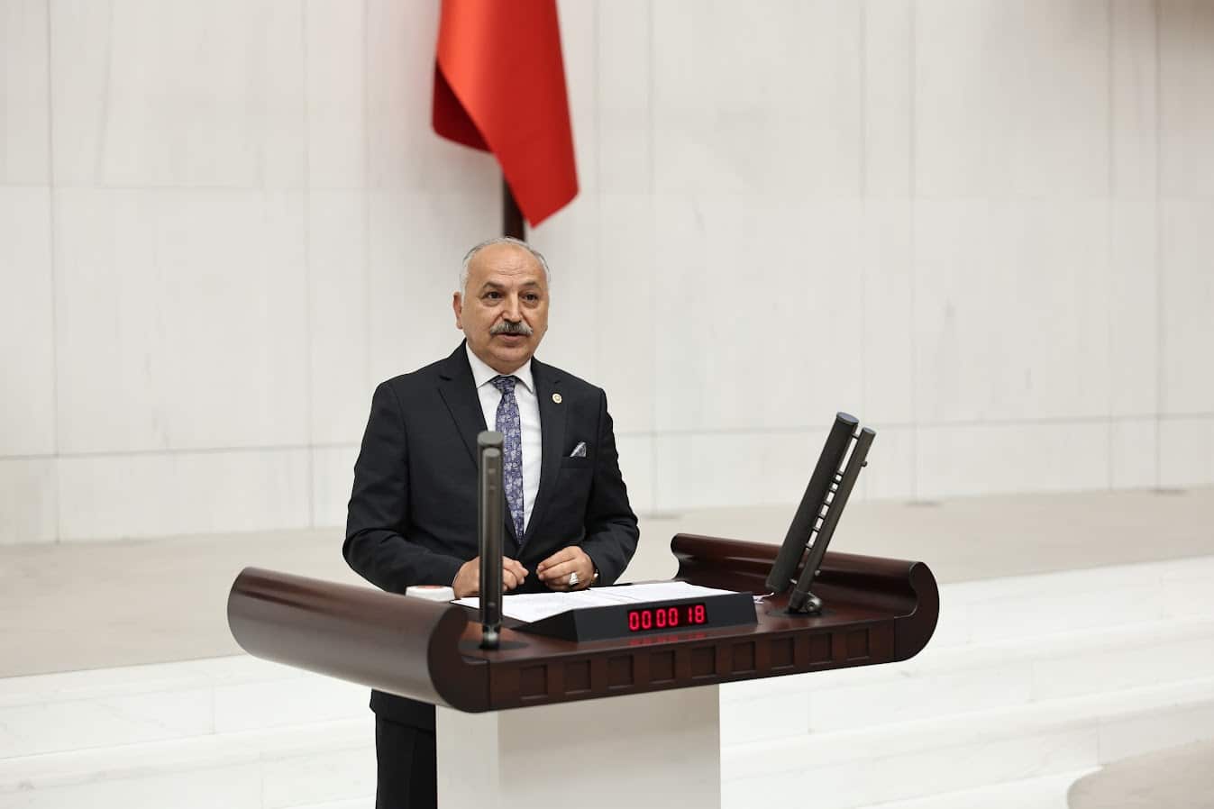 CHP’Lİ DİNÇER: “TRAFİK GÜVENLİĞİ Mİ YOKSA, VATANDAŞTAN ZORUNLU TAHSİLAT MI YAPILIYOR?”