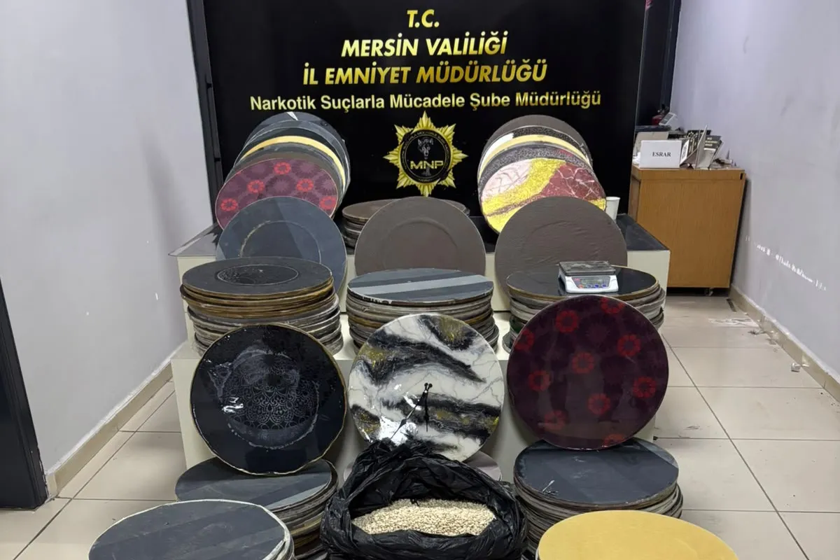 MERSİN’DE DEV OPERASYON! SAATLERİN İÇİNDEN BİNLERCE UYUŞTURUCU HAP VE TARİHİ ESER ÇIKTI